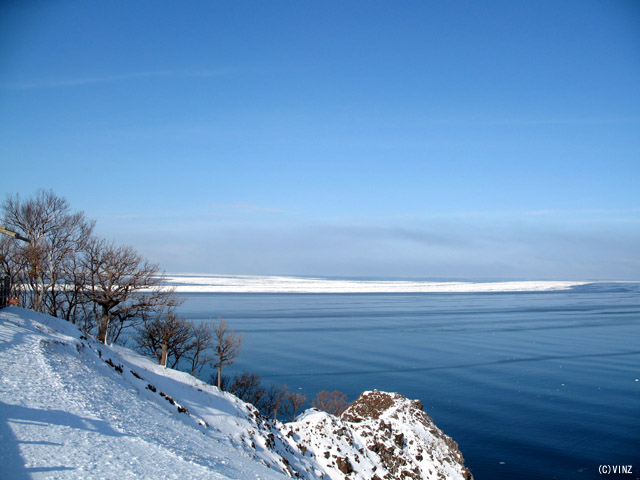 雪景色 北海道 冬 知床（しれとこ） 宇登呂（ウトロ） フレペの滝展望台よりオホーツク海「流氷」を眺める